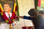Puneeth Rajkumar breaking news, Puneeth Rajkumar Allu Arjun, allu arjun visits puneeth rajkumar s family, Puneeth rajkumar