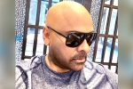 Chiranjeevi, Chiranjeevi latest news, chiranjeevi surprises tollywood in a new look, Kcr