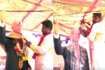 donald trump, donald trump statue, donald trump bhakt from telangana in india unveils a 6 ft statue of u s president performs puja with milk, India win