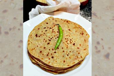 Gobhi Paneer Palak Parathas For Vegeis