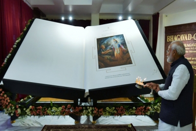 Prime Minister Unveils World’s Largest Bhagwad Gita, Weighing 800 Kg Prime Minister Unveils World’s Largest Bhagwad Gita, Weighing 800 Kg