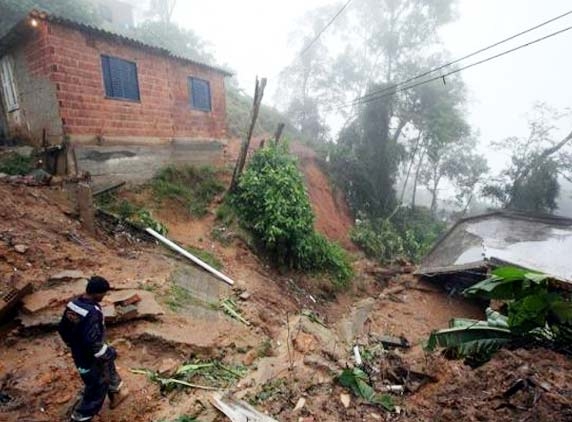Powerful storm paralyzed Brazil killed at least 13 people!