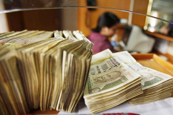 Indian Banks hike interest rates for foreign currency non-resident Indian deposits.},{Indian Banks hike interest rates for foreign currency non-resident Indian deposits.