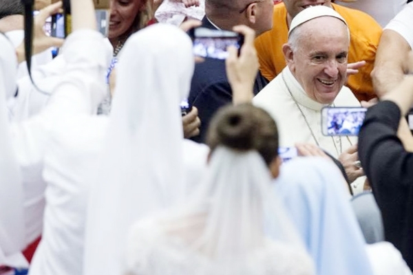 Pope Francis: Transsexuals and gay people should be embraced by the Catholic Church