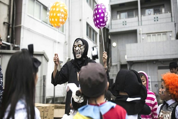 On Halloween, US Supreme Court ponders costumes